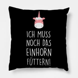 Ich muss noch das einhorn füttern (black) Pillow