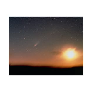 Halley's comet photographed from New Zealand (R454/0094) T-Shirt