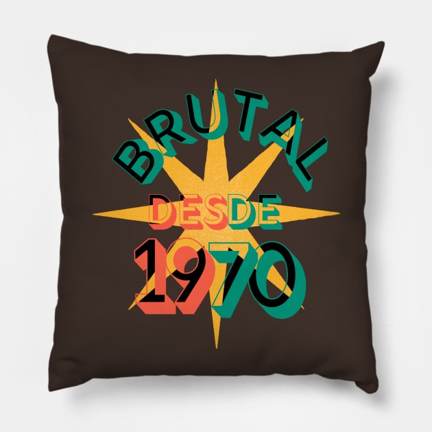 In Spanish: Birthday 1970 retro. Phrase in Spanish sou brutal, to celebrate happy birthday to those born in 1970 Pillow by Rebeldía Pura