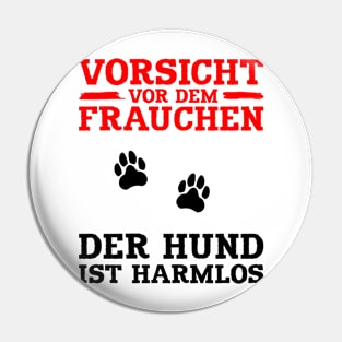 Vorsicht vor dem Frauchen - der Hund ist harmlos Pin