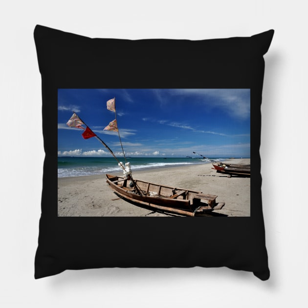 Plage de Birmanie Pillow by franck380