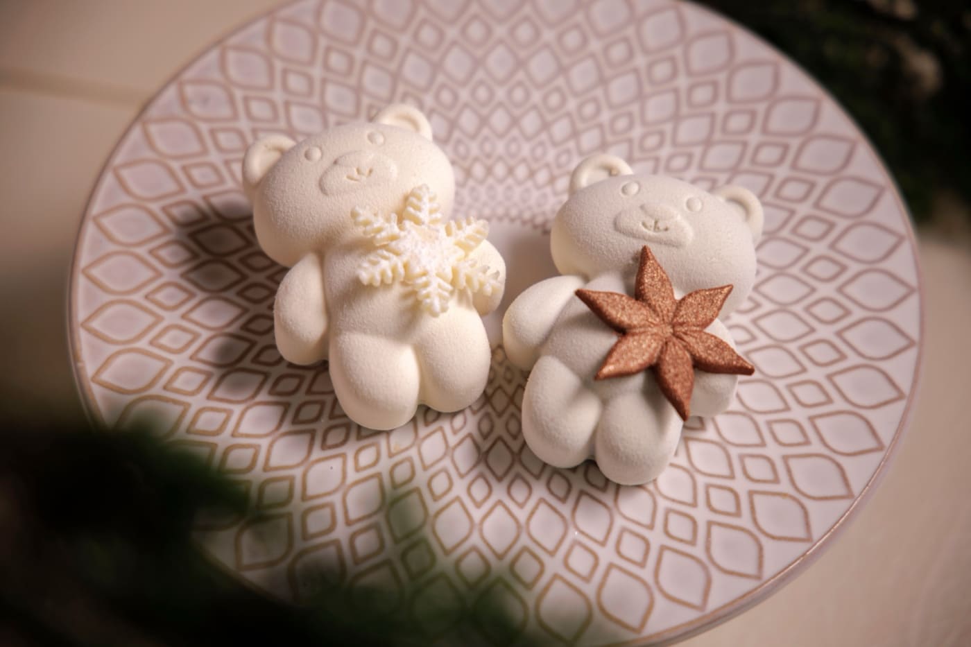 The two white chocolate Christmas bears of the Four Seasons Hotel Tokyo at Otemachi