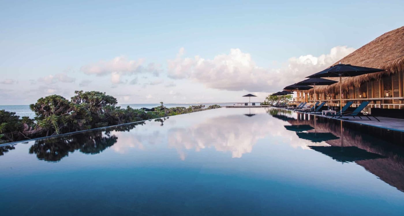 La piscine à débordement du NIZUC Resort & Spa, à Cancún, qui se fond dans la mer des Caraïbes