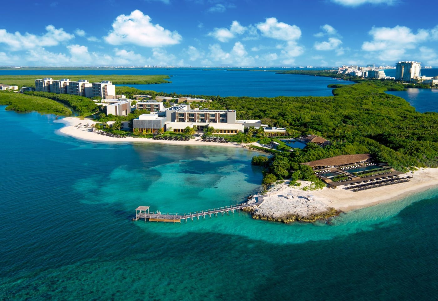 Vue aérienne du NIZUC Resort & Spa sur la pointe de Punta Nizuc, entre mer des Caraïbes et lagune, à Cancún