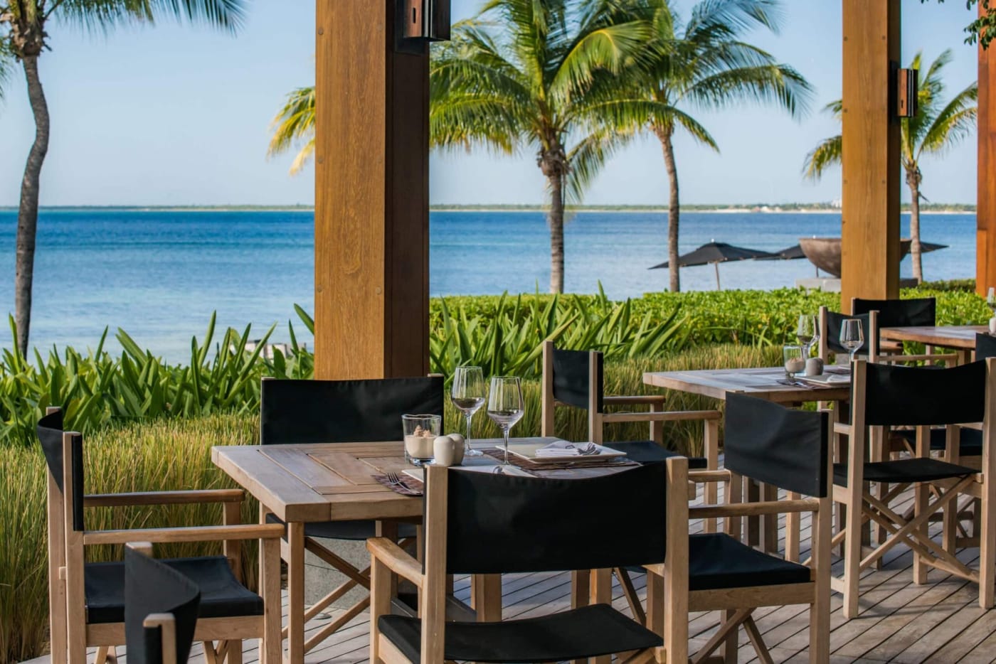 La terrasse d'un restaurant du NIZUC Resort & Spa, à Cancún, ouverte sur la mer des Caraïbes