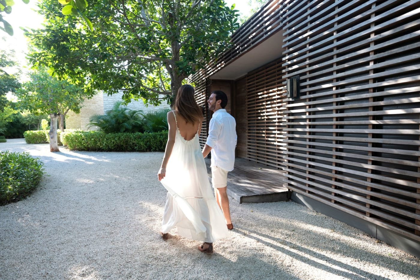 Un couple dans les allées du NIZUC Spa by ESPA, au NIZUC Resort & Spa de Cancún
