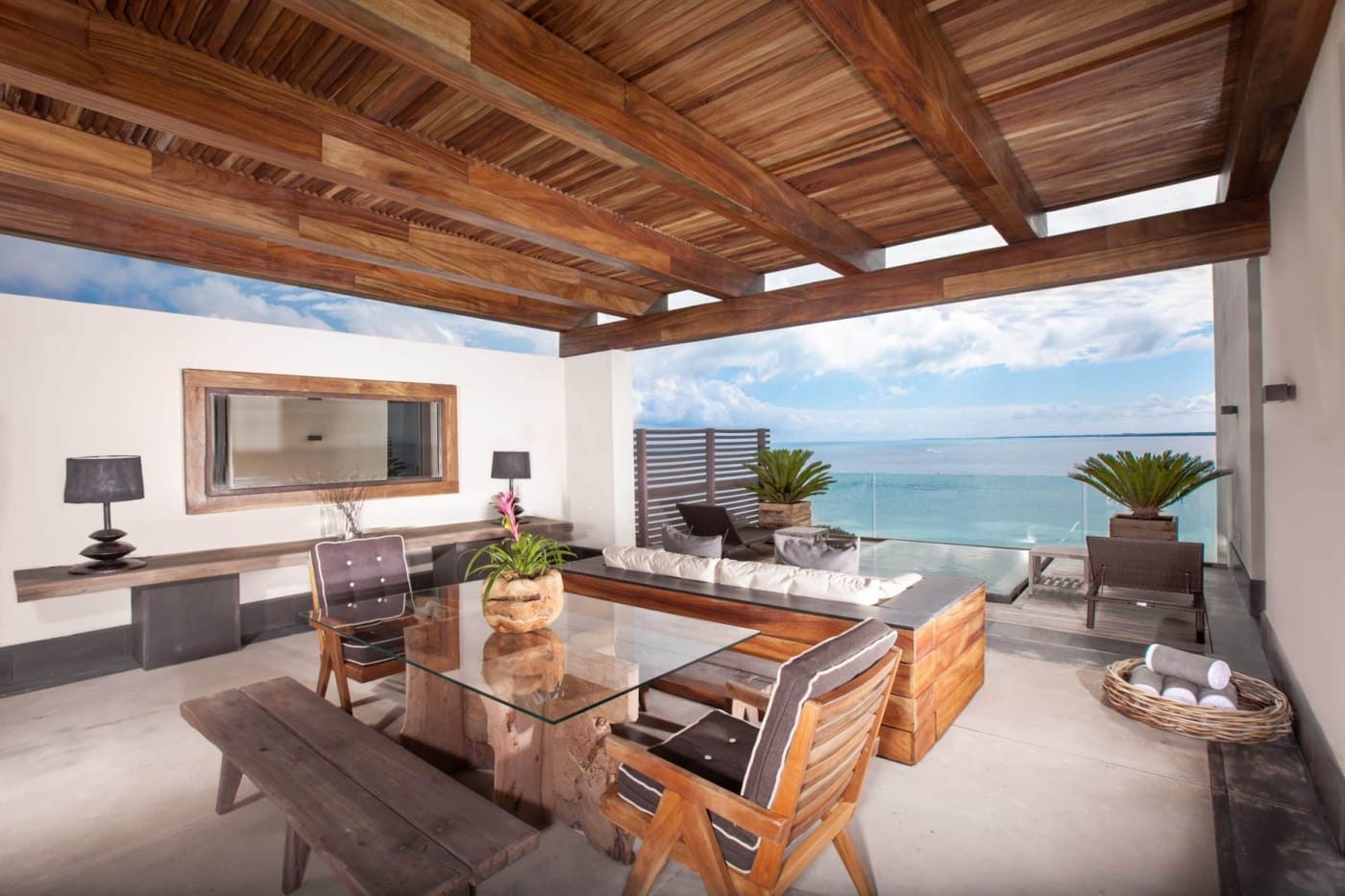 Le salon ouvert sur la terrasse d'un Penthouse du NIZUC Resort & Spa, avec vue sur la mer des Caraïbes