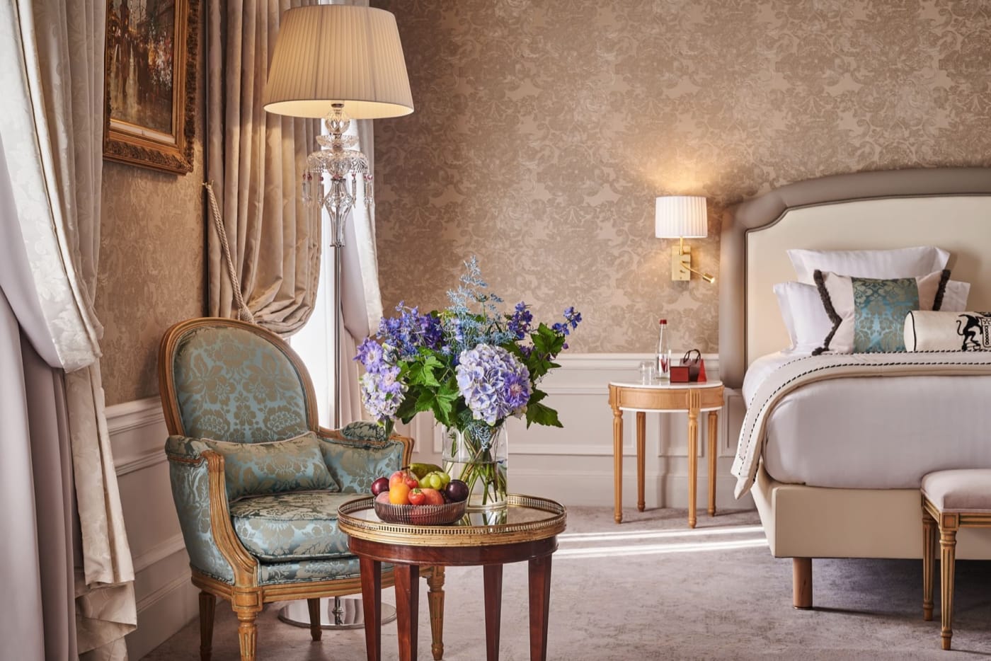 Chambre de l'hôtel Westminster à Paris, fauteuil Louis XVI, bouquet d'hortensias et papier peint damassé