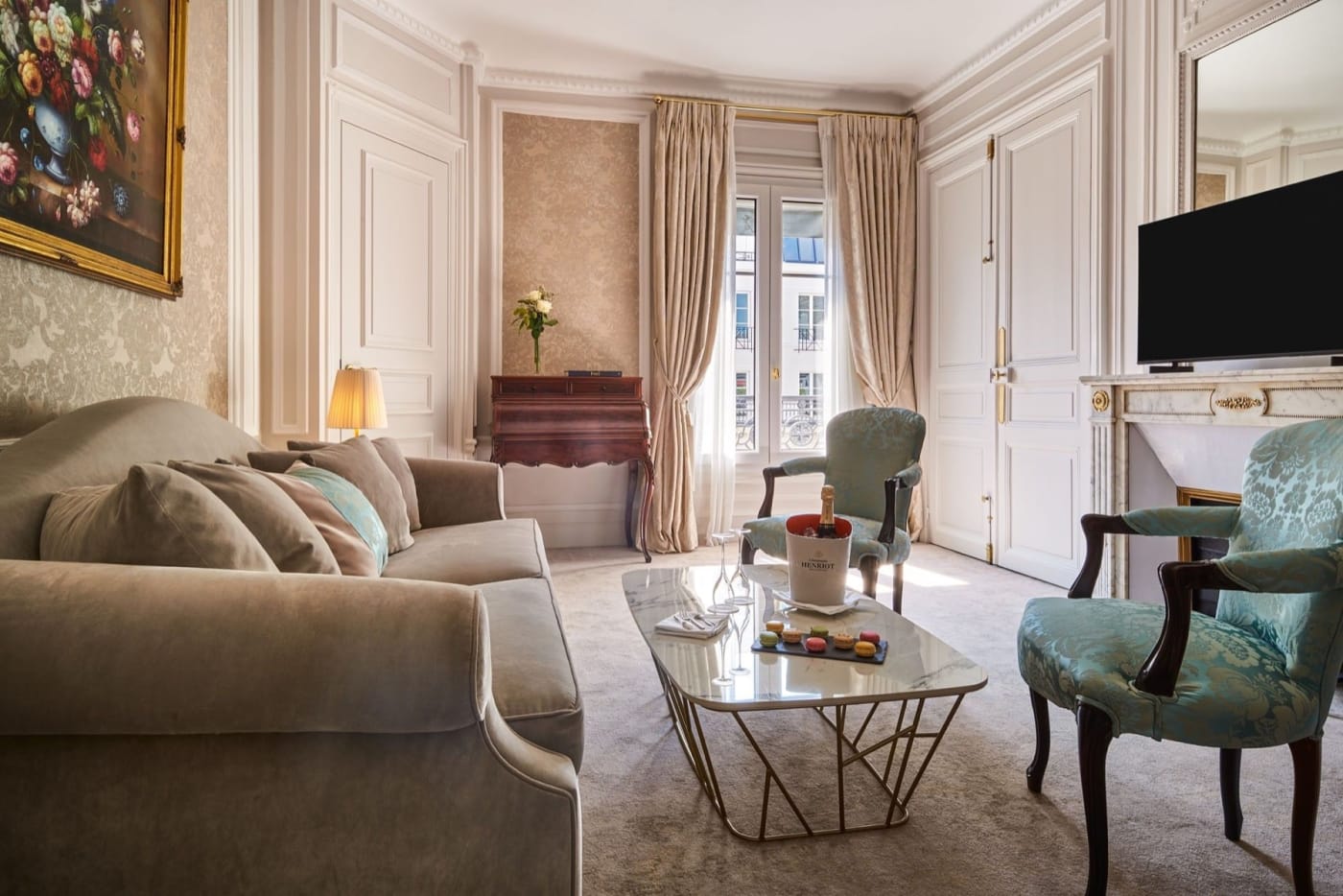 Salon de la Prestige Suite de l'hôtel Westminster à Paris, cheminée, moulures et fauteuils bleu-vert