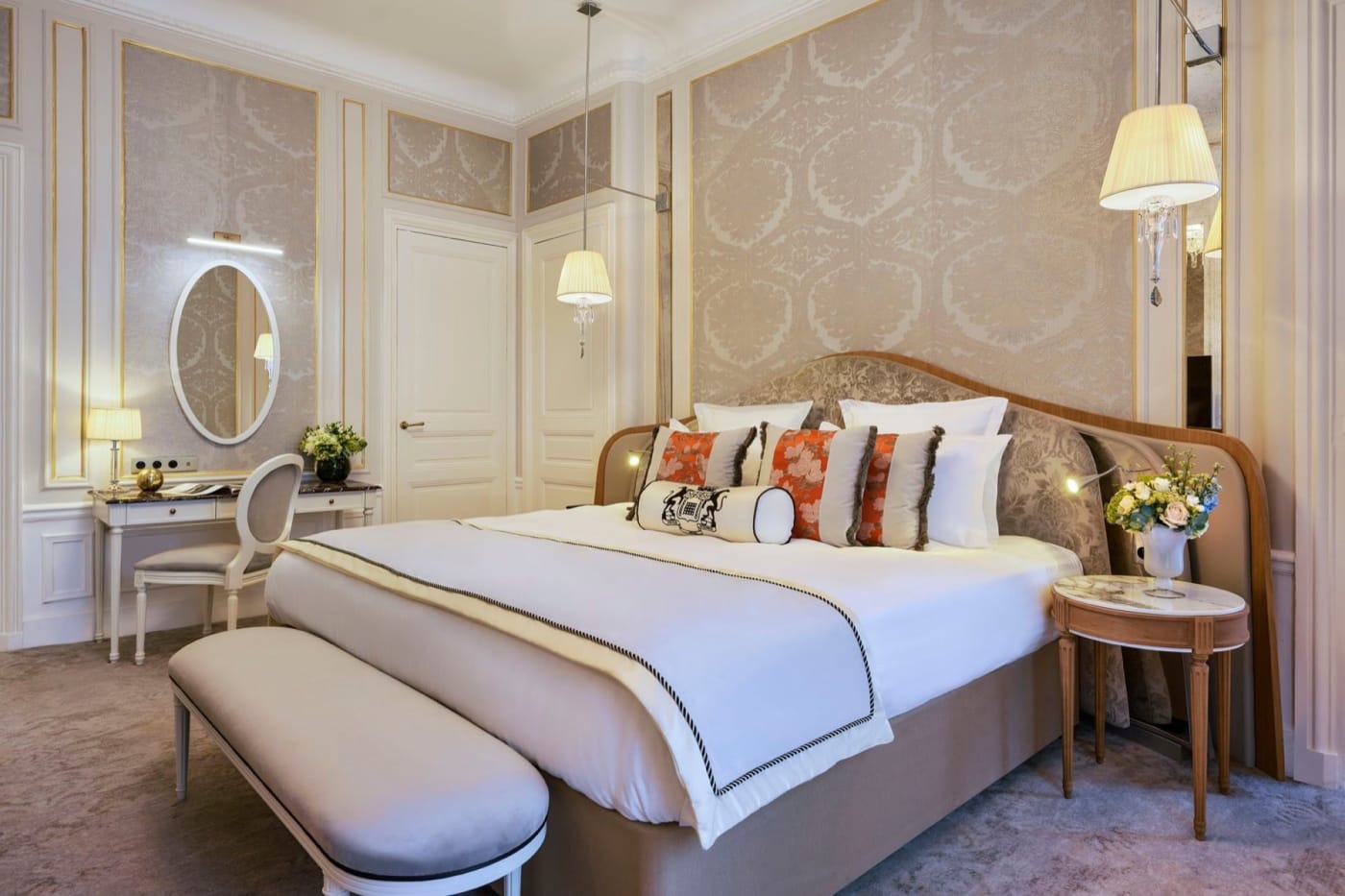 Chambre de la Duke of Westminster Suite à l'hôtel Westminster à Paris, tête de lit capitonnée et boiseries