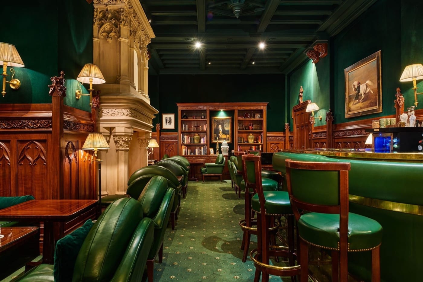 Le Duke's Bar de l'hôtel Westminster à Paris, boiseries, murs vert anglais et fauteuils de cuir vert