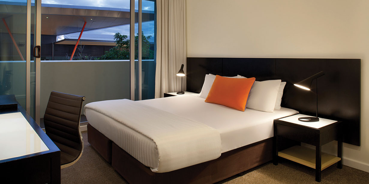 adina-apartment-hotel-perth-studio-bedroom-king-2015.jpg