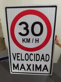 Señal reguladora 30 km/h en fibra de vidrio y lamina reflectiva grado prismático