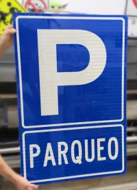Señales informativa de parqueo con lámina reflectiva tipo IV