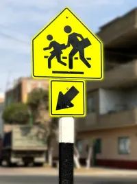 Señal Zona escolar ubicacion instalado con poste de concreto