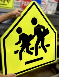 Señal crítica zona escolar con lámina tipo XI 3M Grado diamante DG3 Amarillo Fluorescente