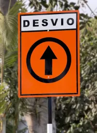 Señal para obras grado ingeniería con soporte aluminio compuesto instalado con parante metálico