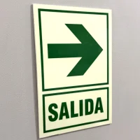 señal fotoluminiscente con base celtex instalado