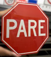 Señal reguladora R-1 Pare con lámina 3M tipo IV