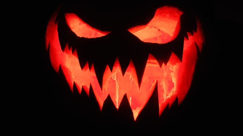 "Noche de Terror: Emprendimiento Encantado para Halloween"