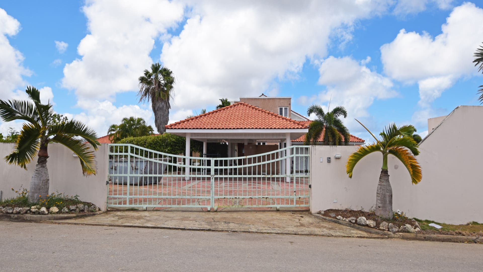 Entrance To The Villa Through Electronic Gates Entrance To The Villa Through Electronic Gates