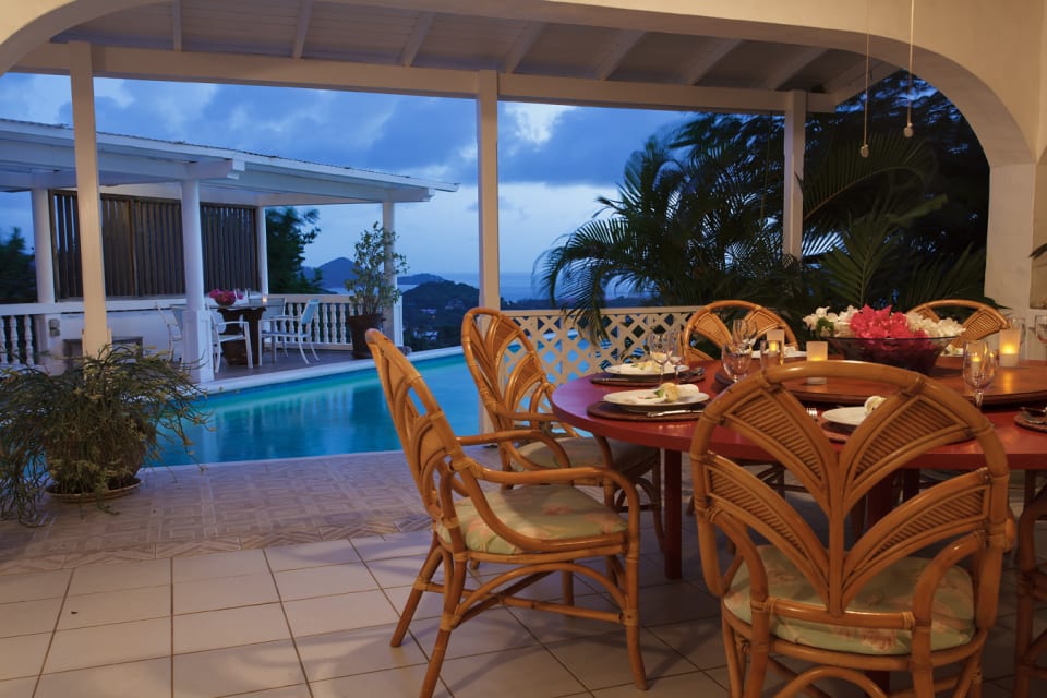 Indoor dining near the pool