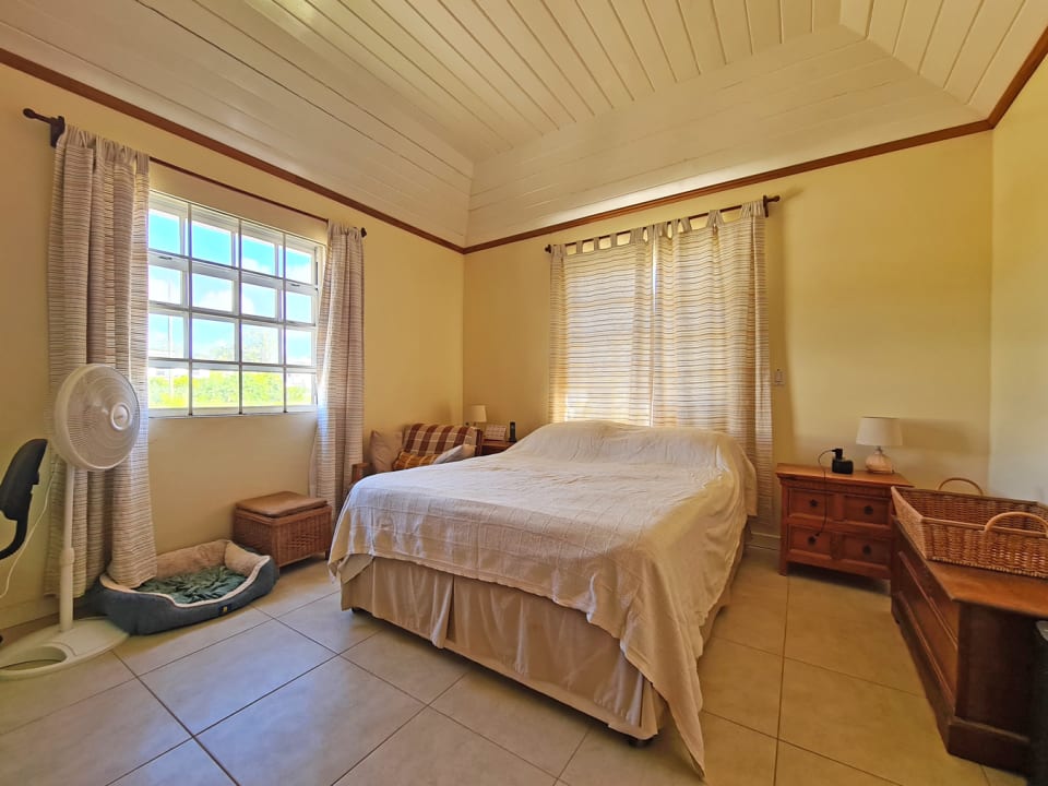 Primary bedroom with en-suite and walk-in closet