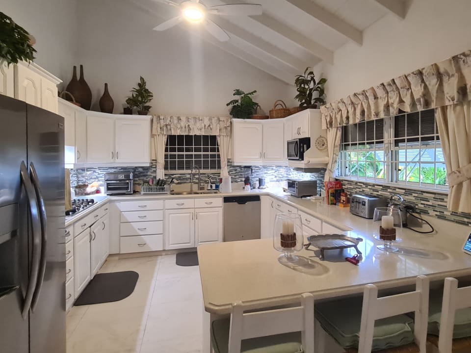 Kitchen with breakfast bar