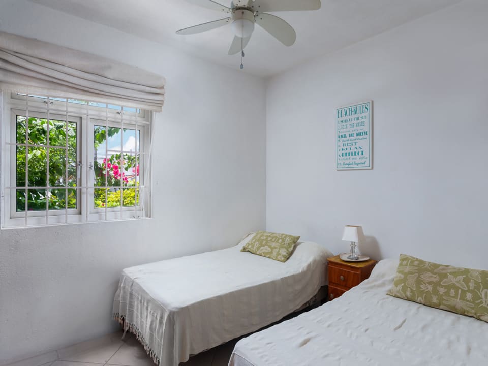 Bedroom with twin beds