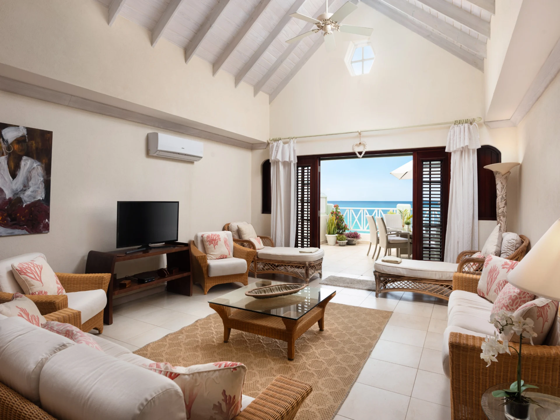 Beautiful open plan with unobstructed sea views