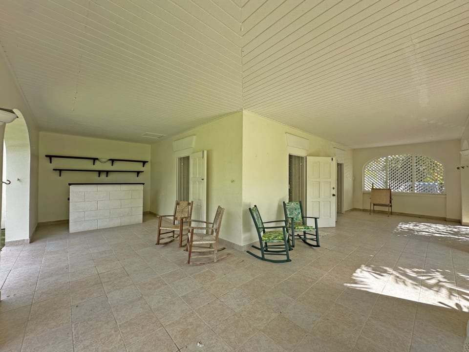 L shaped patio with wet bar