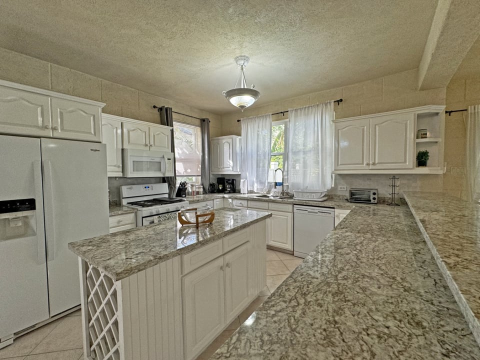 Fully-equipped with sufficient cabinetry space