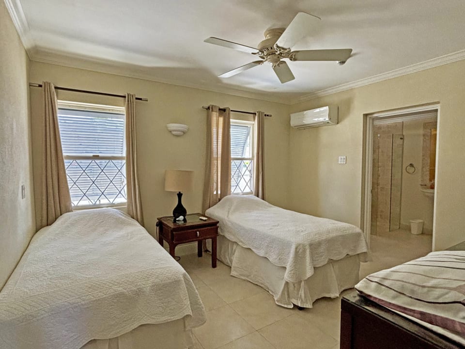 Bedroom with twin beds