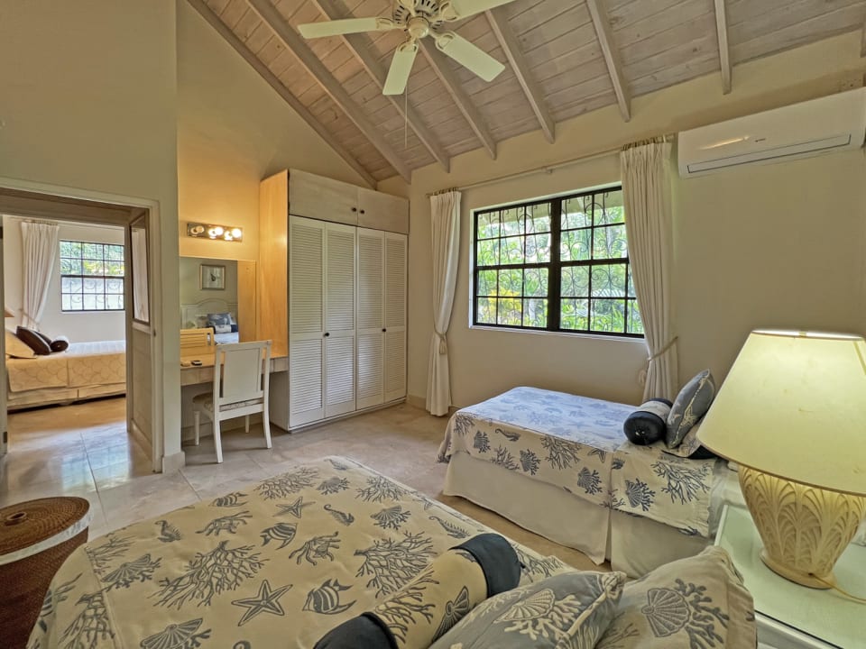 Guest bedroom with twin beds