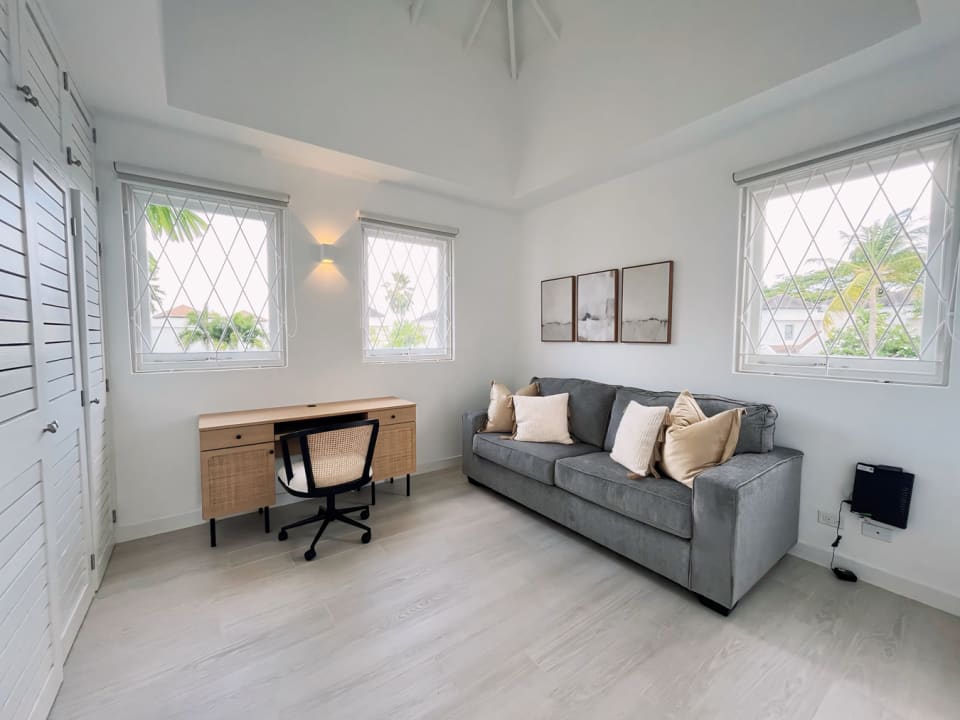 Guest bedroom 2/Study area