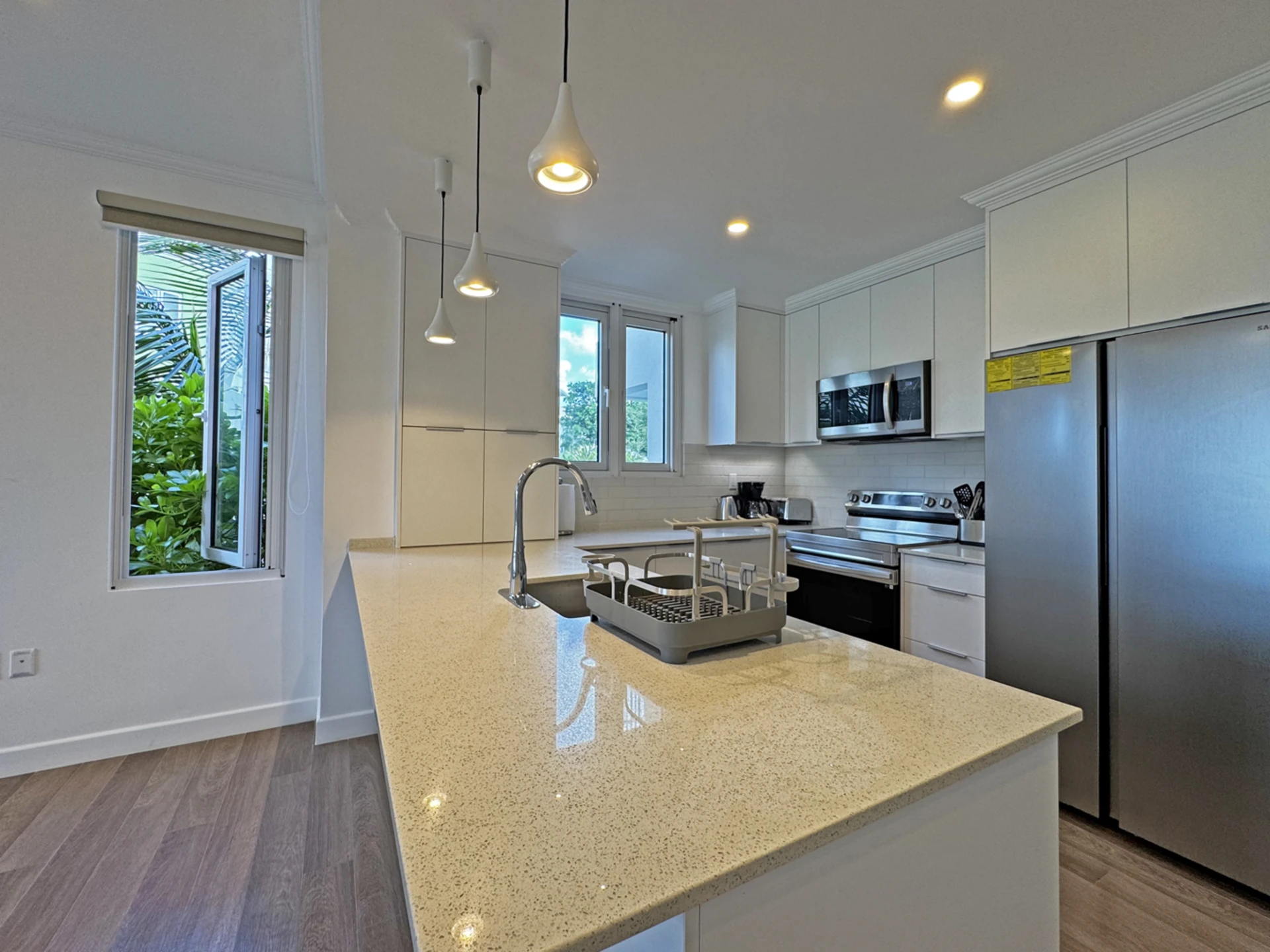 Modern, fully equipped kitchen