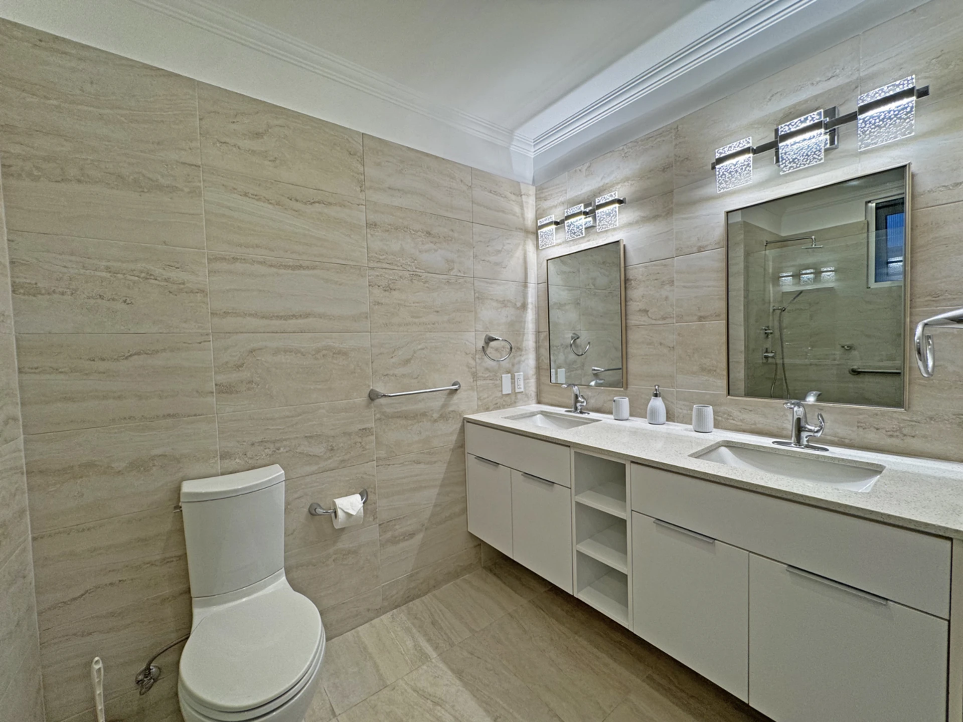 En-suite bathroom with double vanity