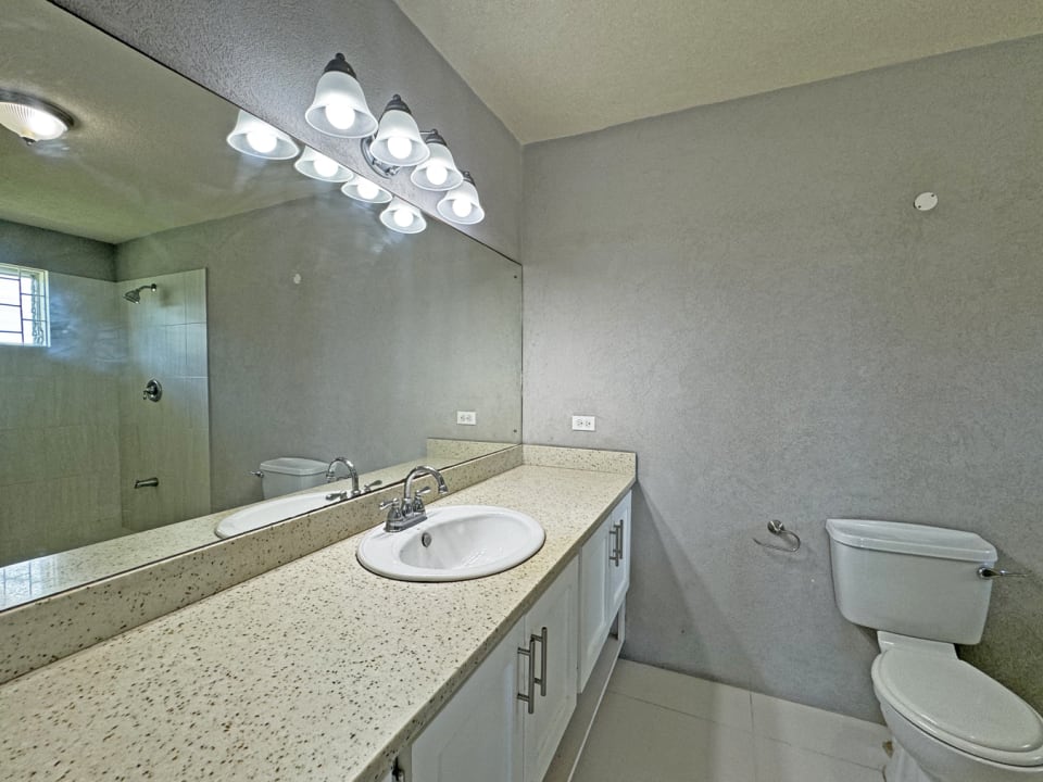 Primary en-suite bathroom