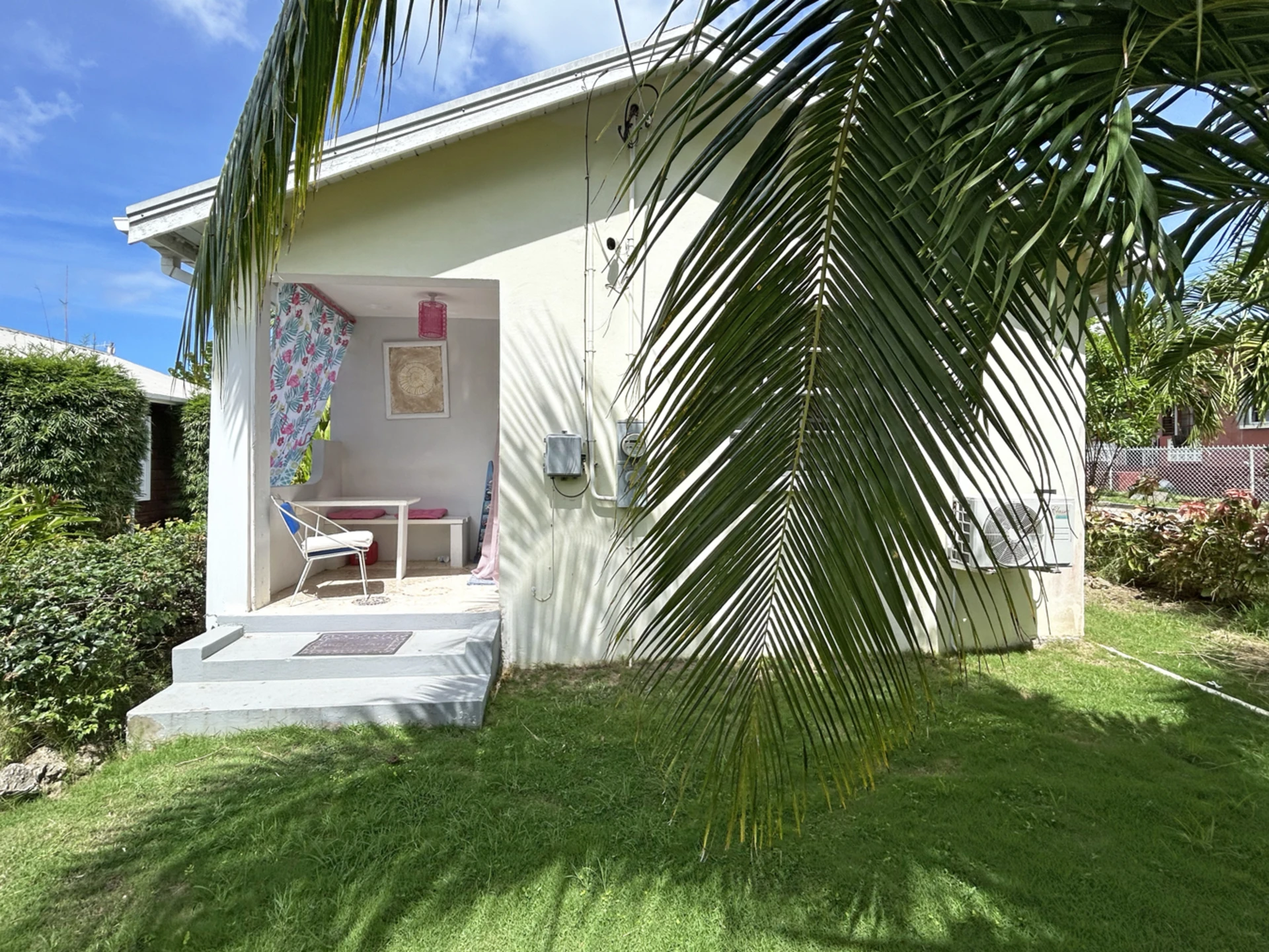Azalea Studios - Front Patio and entrance