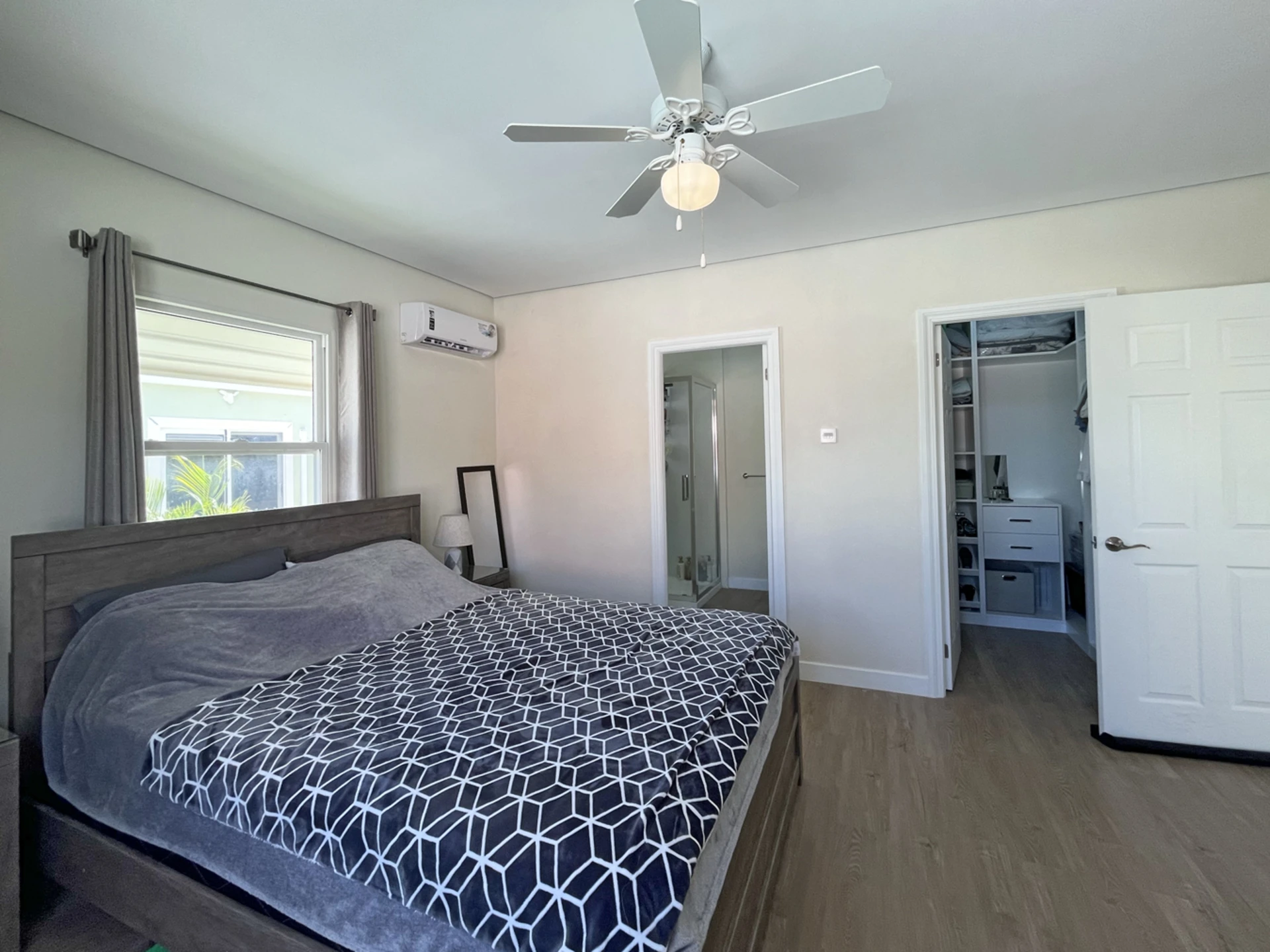 Includes en-suite walk-in closet and bathroom