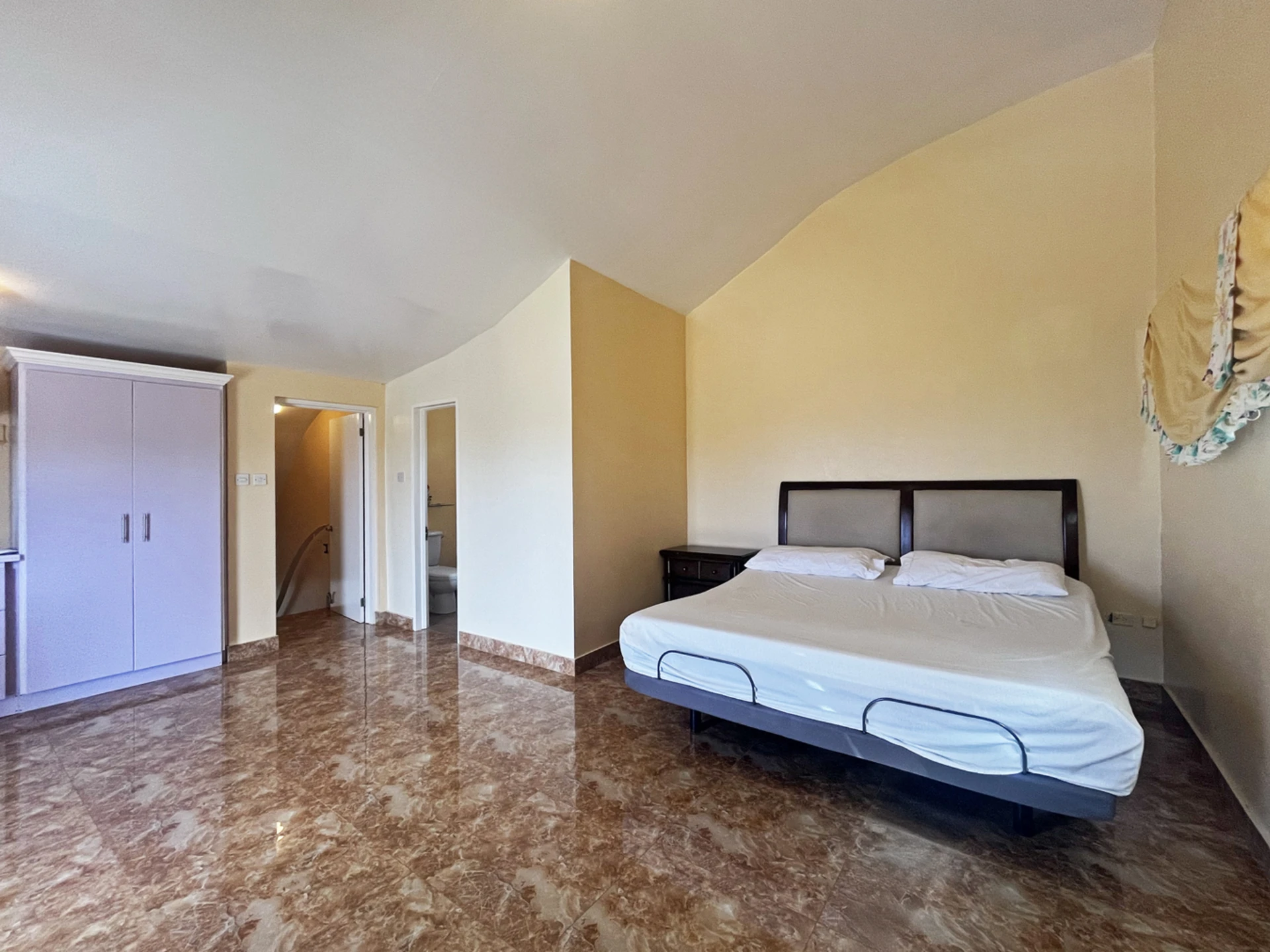 Upper guest suite