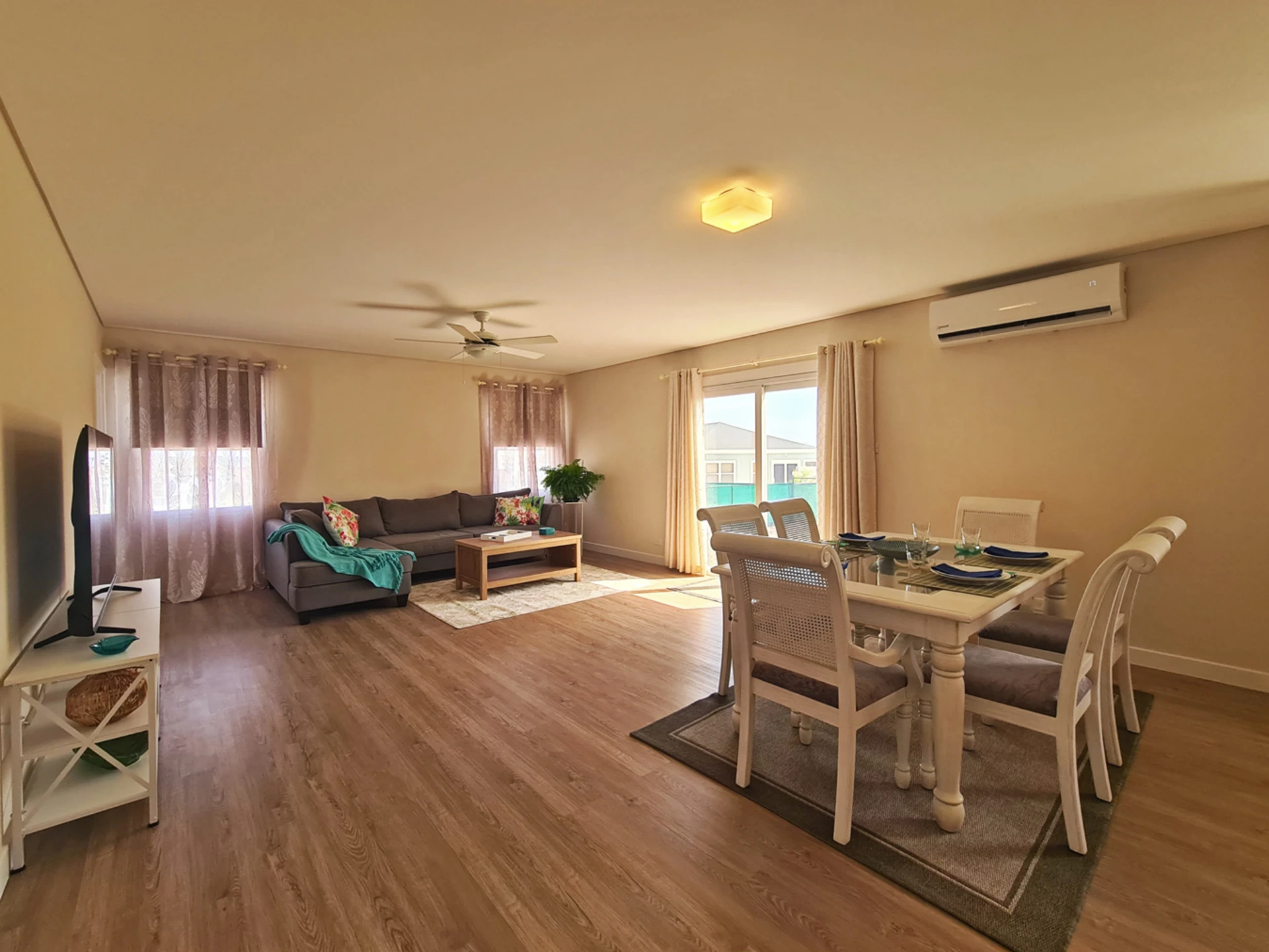 Tastefully decorated living/dining room