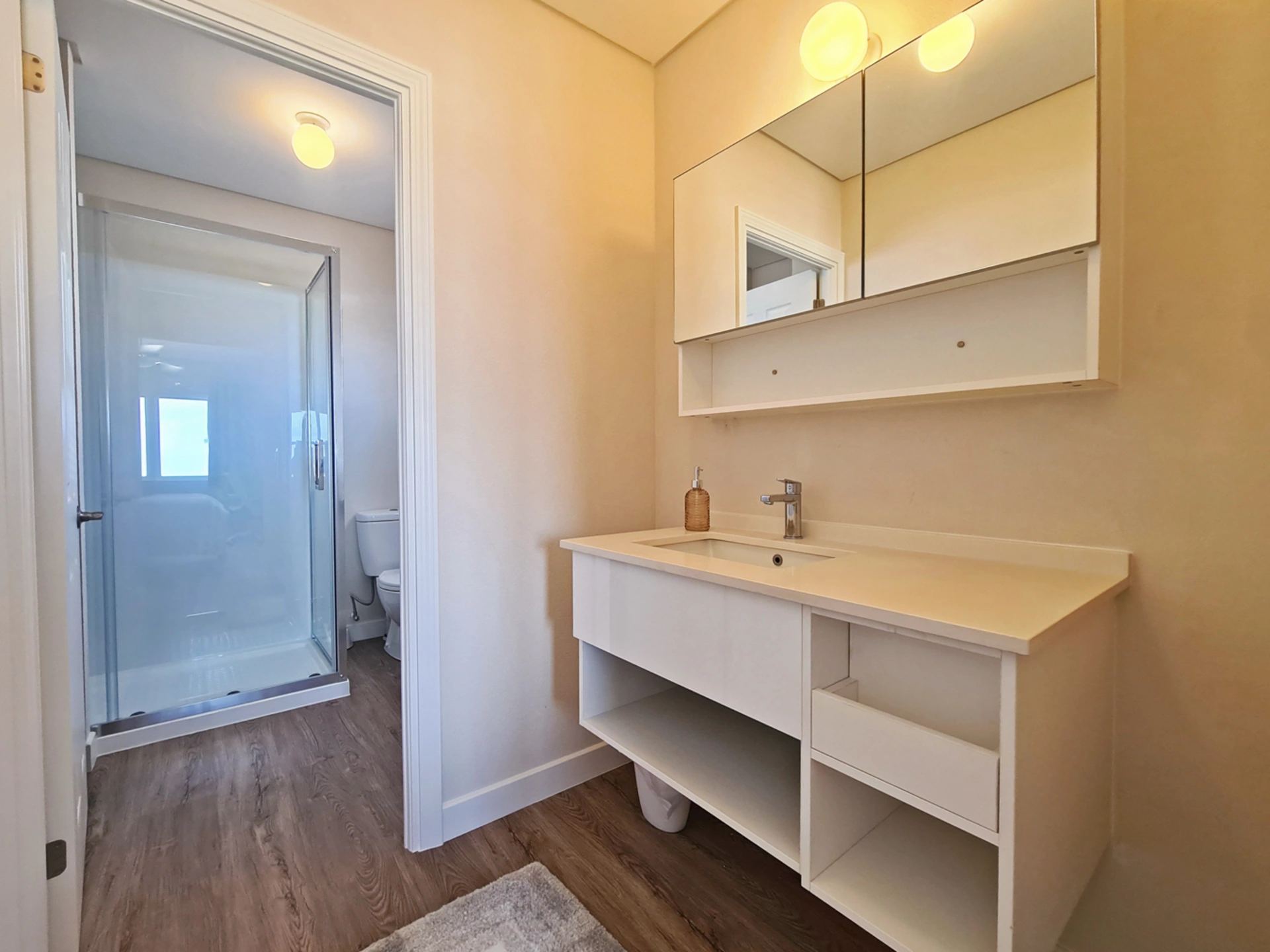 Primary bedroom bathroom