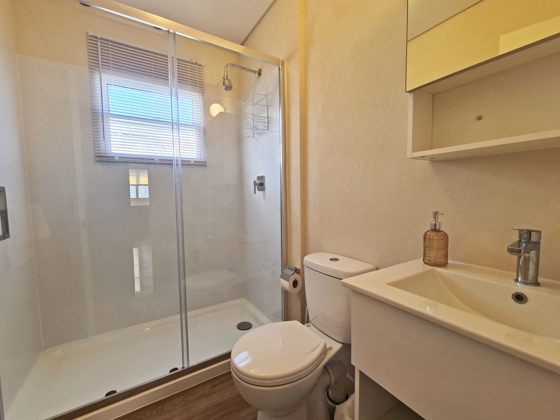 Shared bathroom for bedroom 2 and 3
