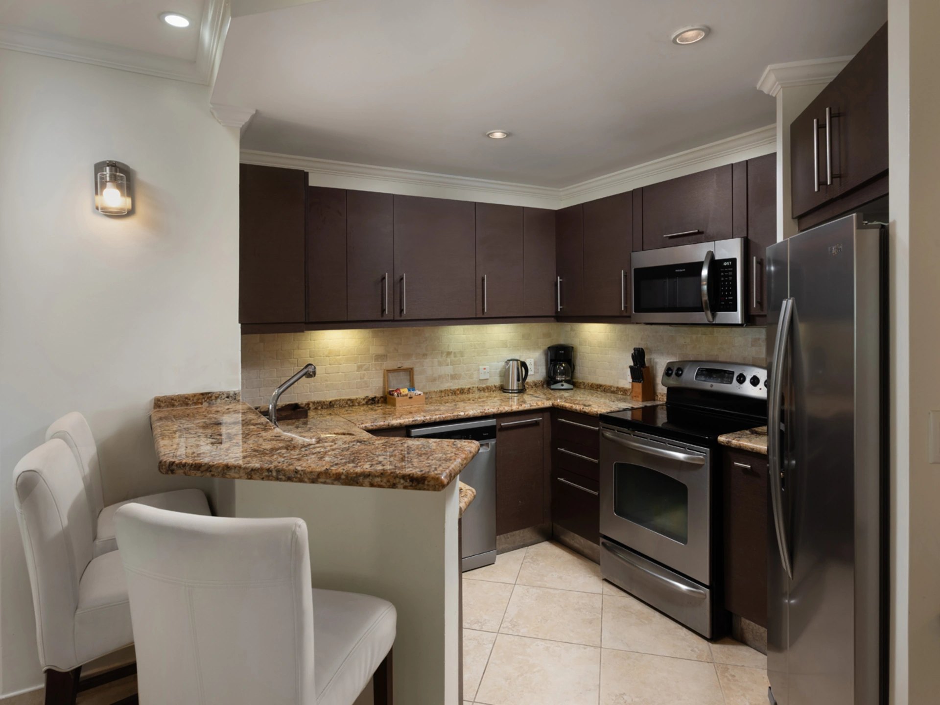 Fully equipped kitchen with breakfast bar