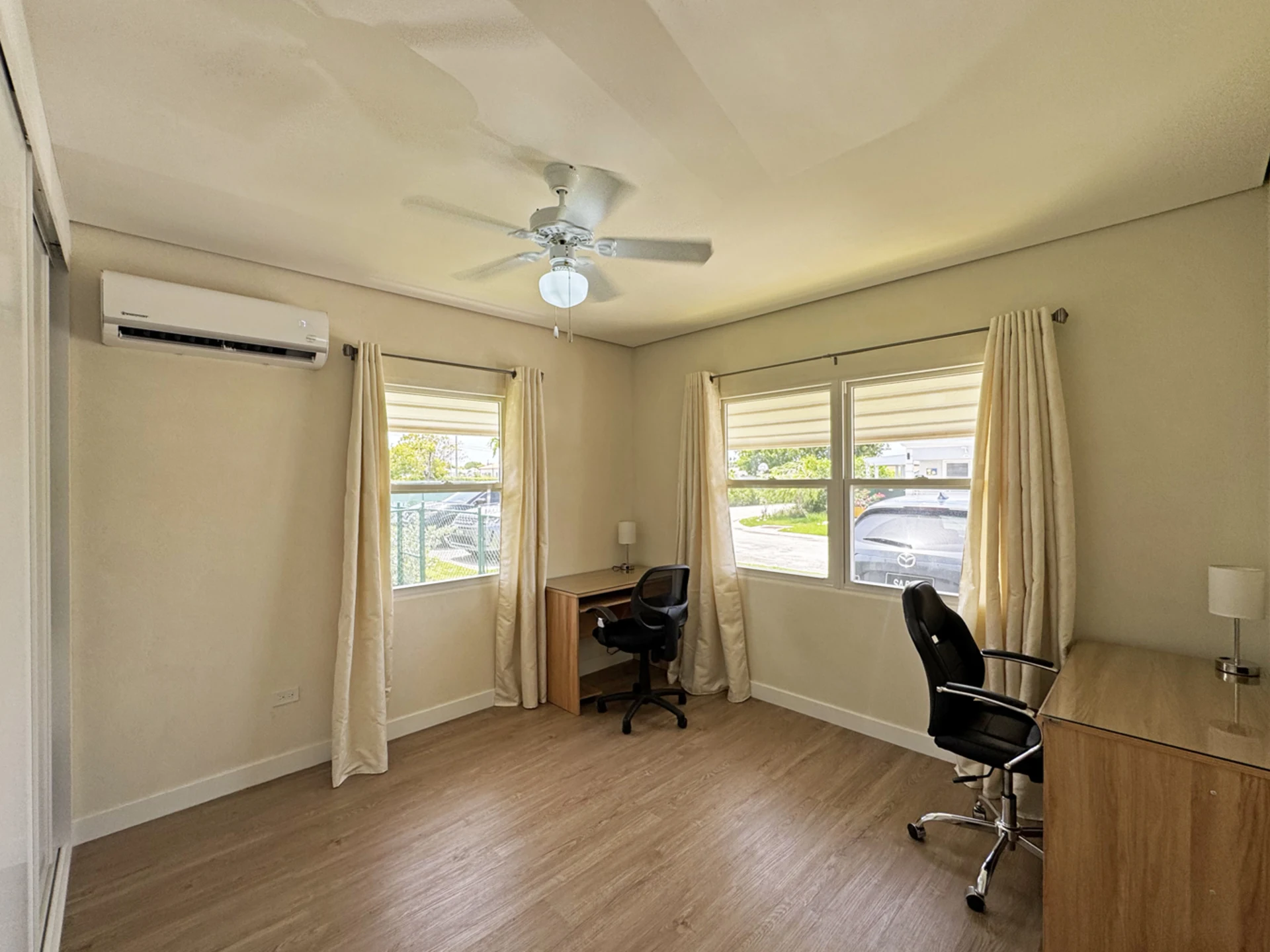 Office/Second guest bedroom