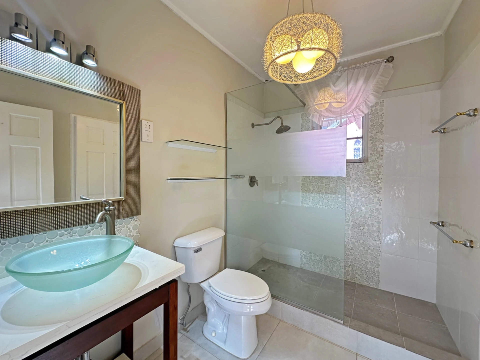 Guest bathroom 2