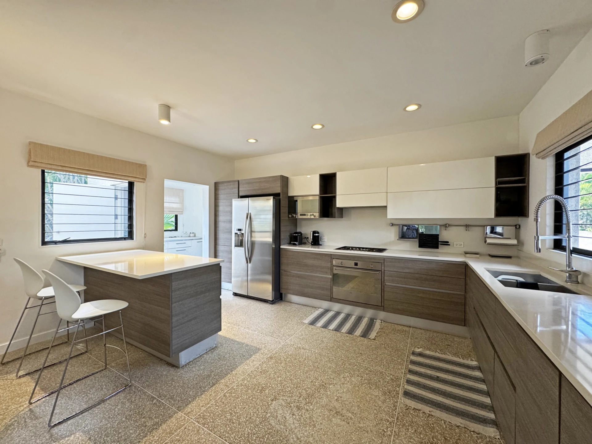 Open-plan, equipped kitchen