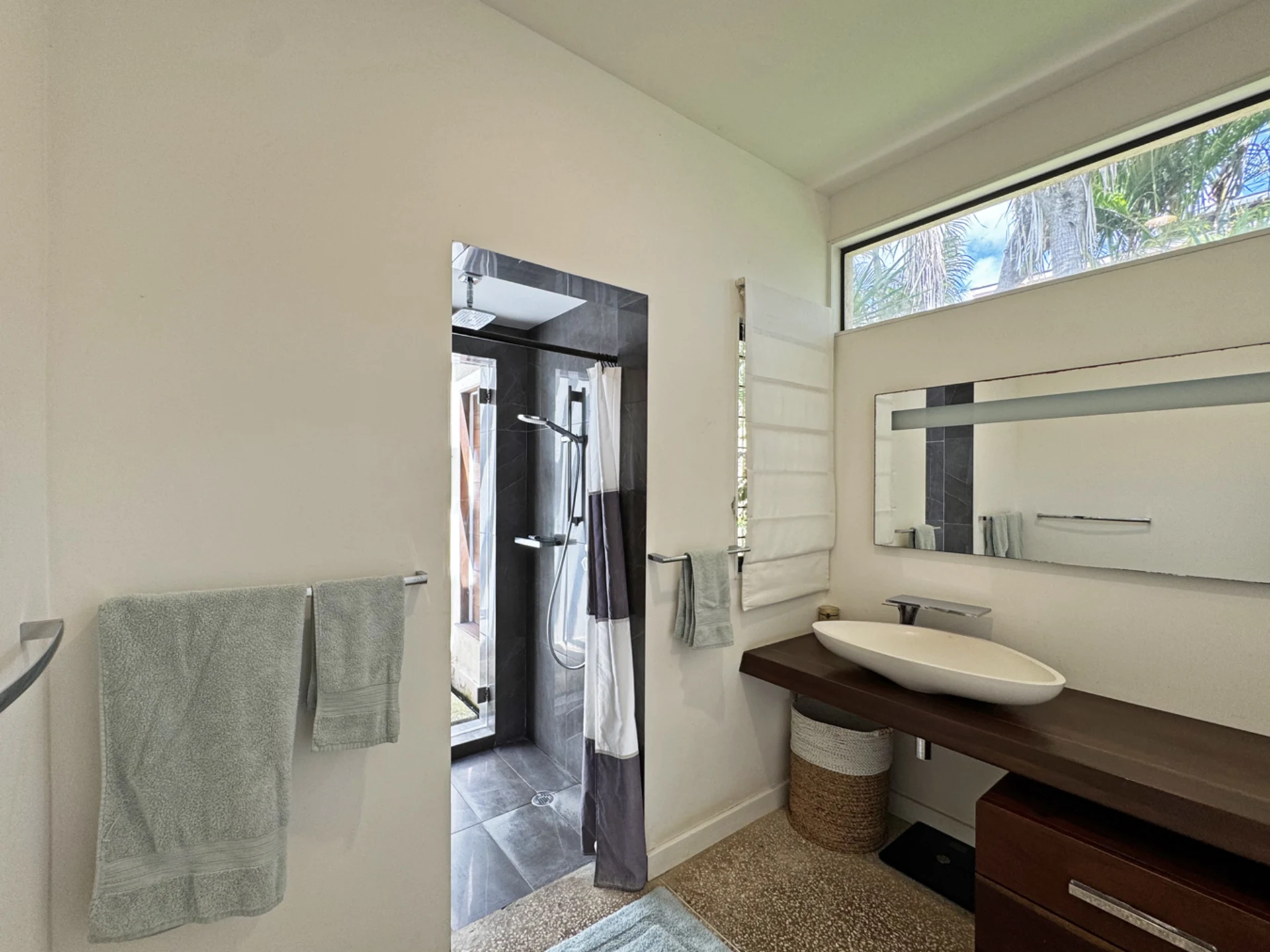 Primary en-suite bathroom