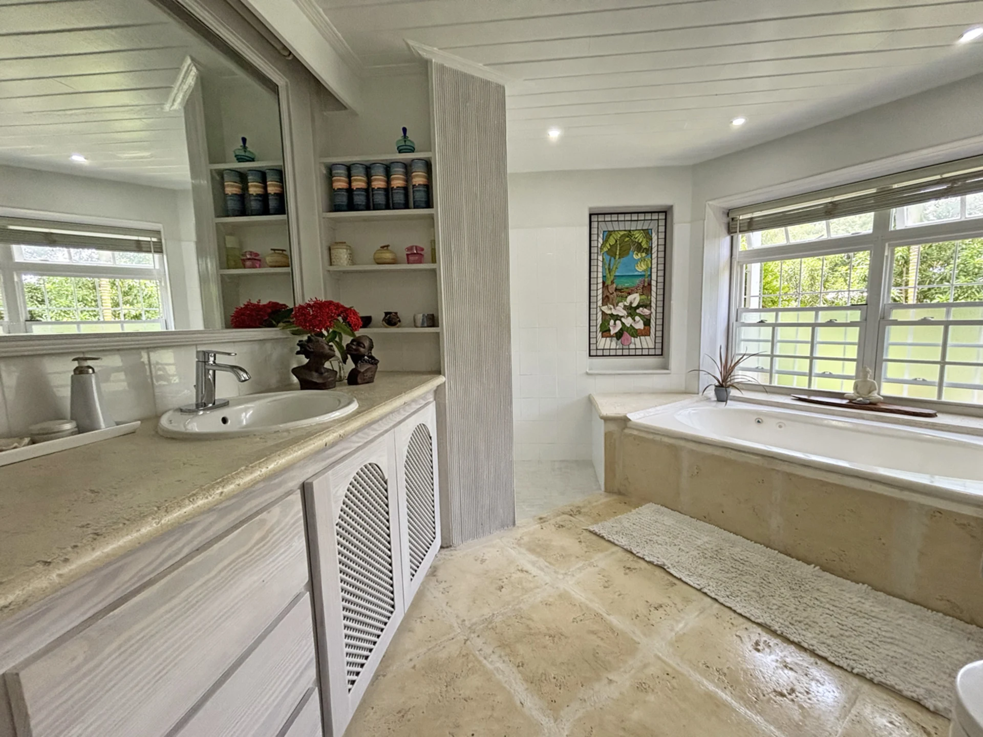 En Suite shower/Tub to Main Bedroom